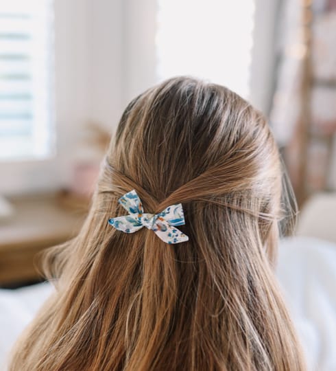 Josie Joan's Stella Petite-Blumen Bow Haarclip blau-Mokkini Kindermode